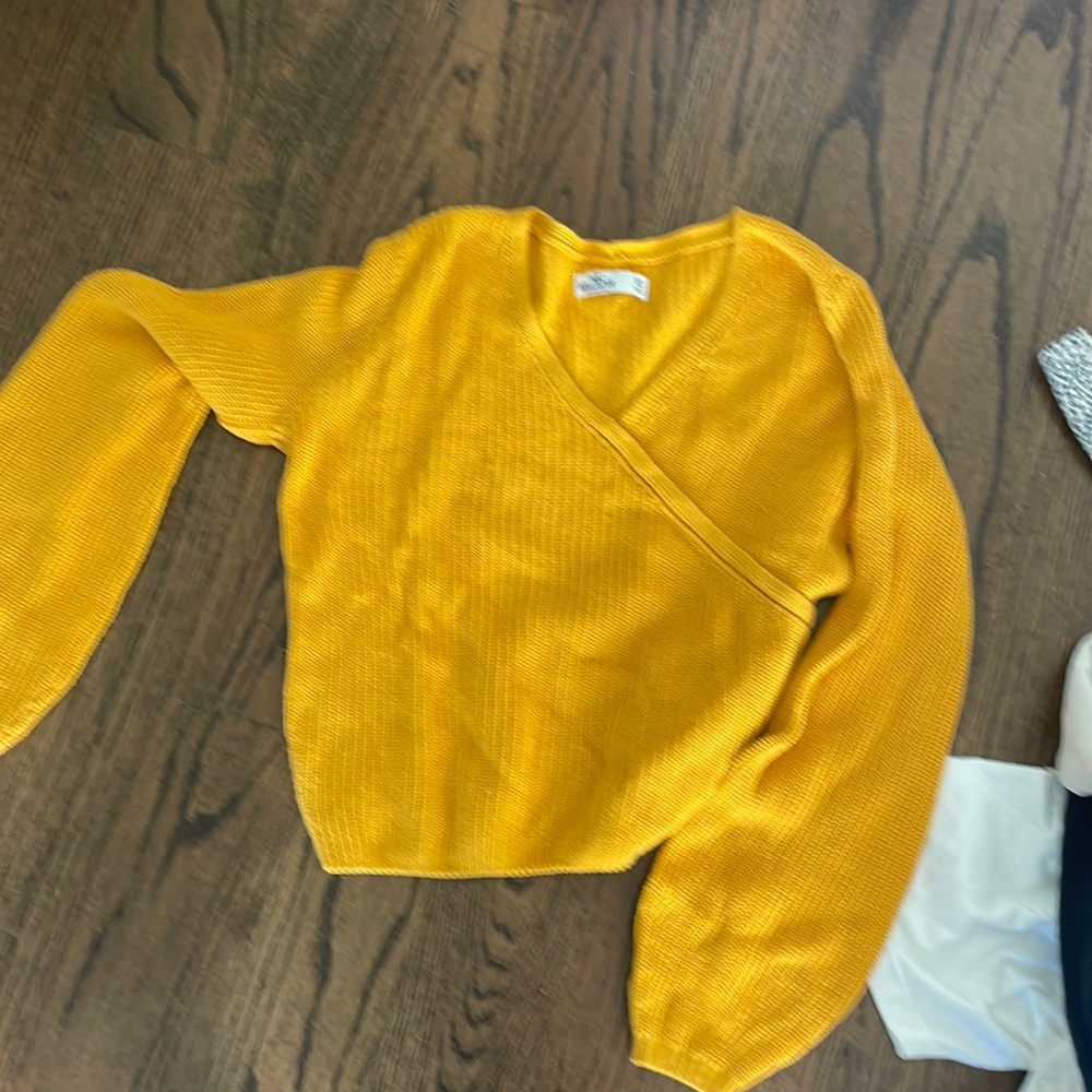 Hollister Mustard light v neck sweater xs